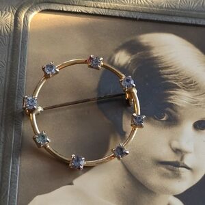 Vintage circle pin blue rhinestones Gold tone brooch retro dainty